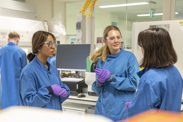 ragazze in laboratorio